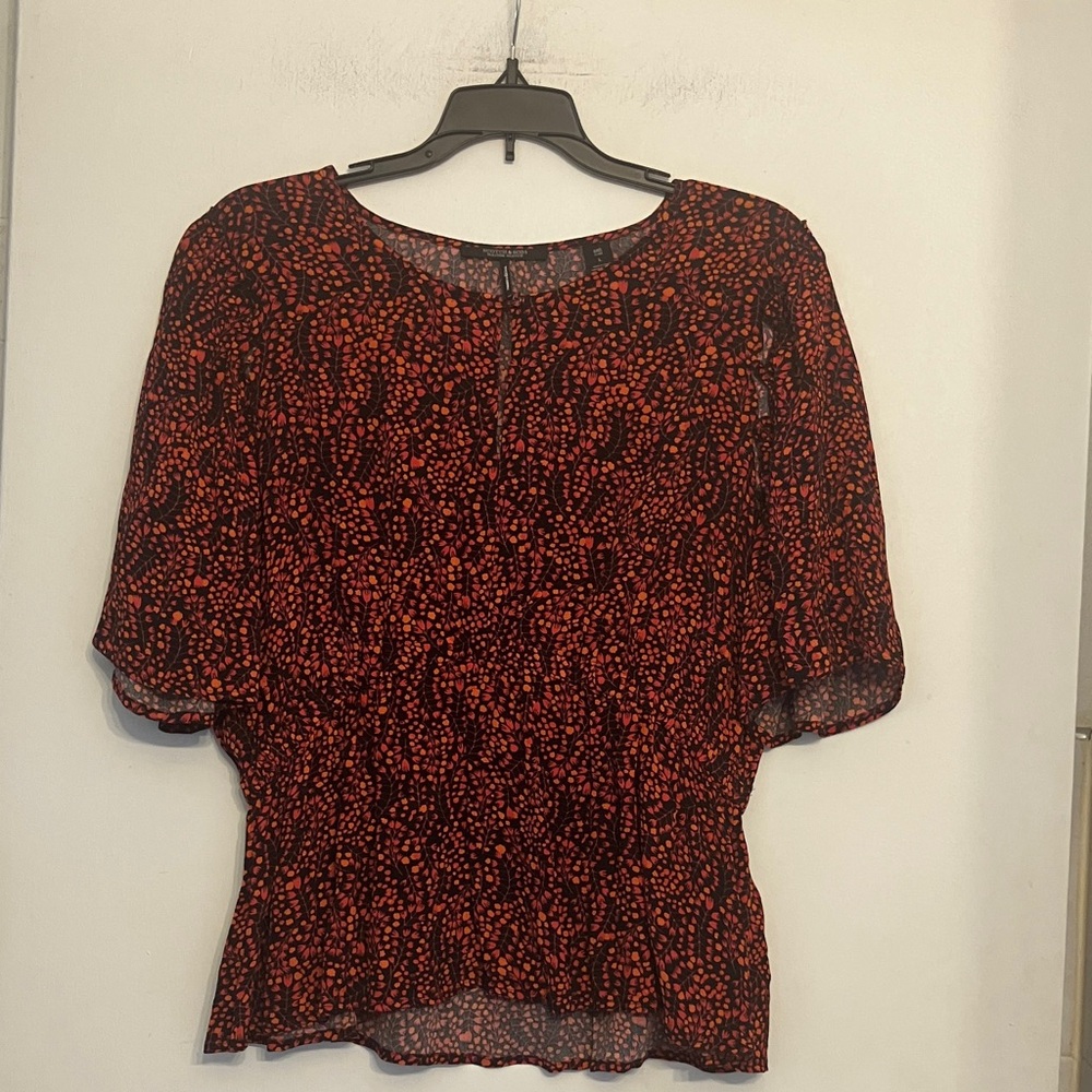 Scotch and soda GATHERED PRINTED CROPPED TOP IN RED keyhole front large